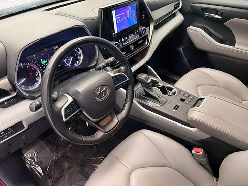 Used 2023 Toyota Highlander XLE FWD image 7