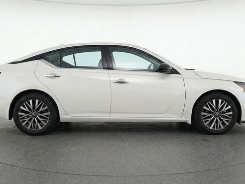 Used 2025 Nissan Altima 2.5 SV FWD image 11