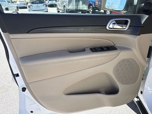 Used 2021 Jeep Grand Cherokee Laredo image 24