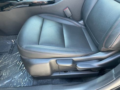 Used 2025 Chevrolet Trax RS FWD image 6
