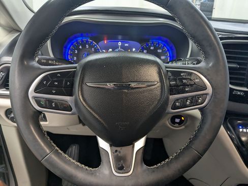 Certified 2024 Chrysler Pacifica Touring-L FWD image 13