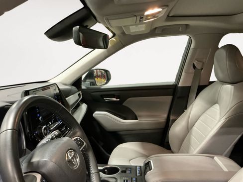 Used 2022 Toyota Highlander XLE AWD/4WD image 9