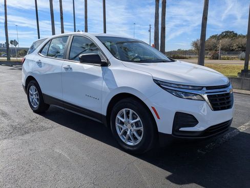 Used 2022 Chevrolet Equinox LS image 2