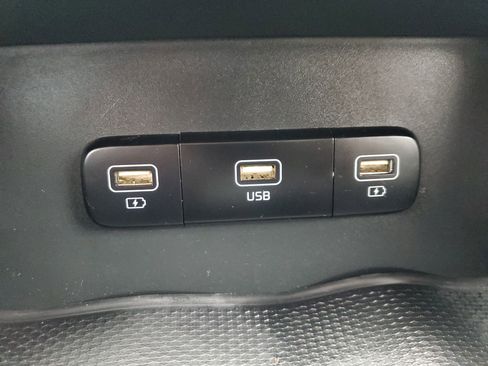 Used 2022 Kia Carnival LX image 21