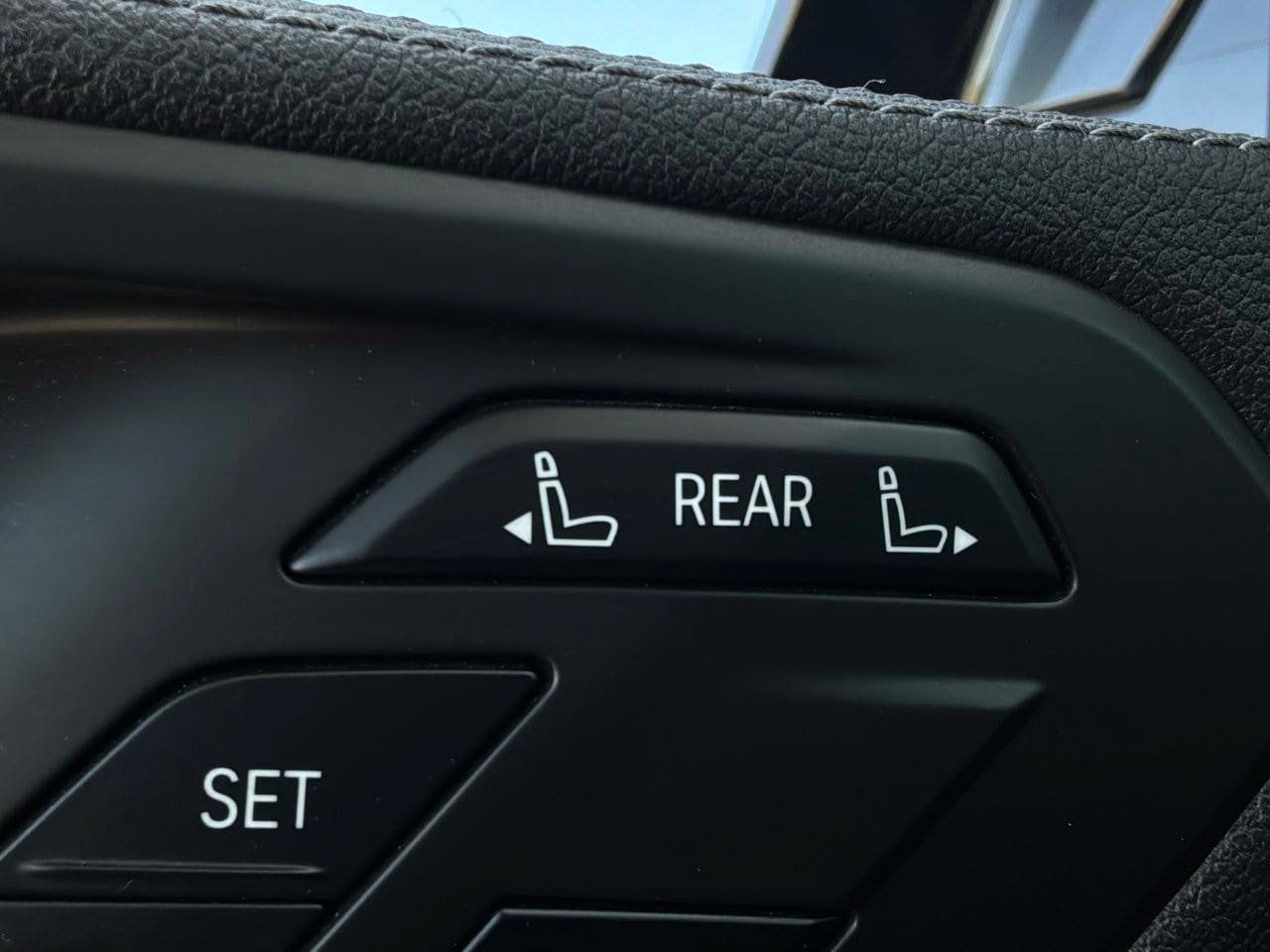 Used 2020 BMW X7 xDrive40i w/ Premium Package AWD/4WD image 39