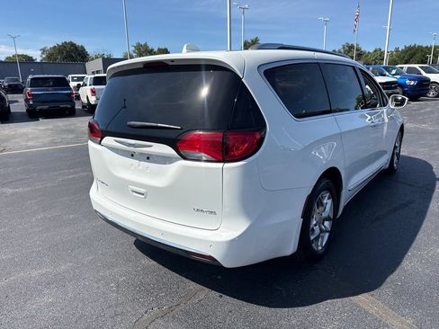 Used 2018 Chrysler Pacifica Limited FWD image 7