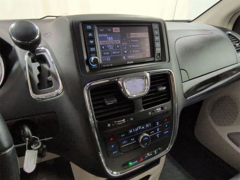 Used 2013 Chrysler Town & Country Touring w/ Trailer Tow Group image 28