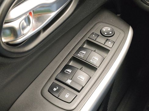 Used 2022 Jeep Cherokee Latitude AWD/4WD image 27