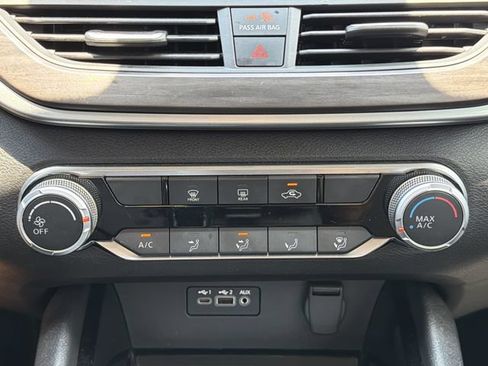 Used 2024 Nissan Altima 2.5 SV FWD image 6