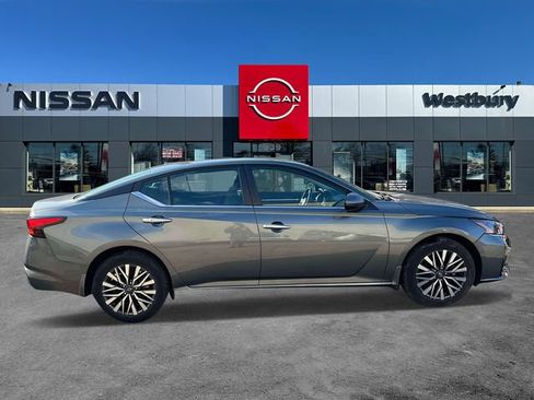 Used 2023 Nissan Altima 2.5 SV w/ SV Premium Package image 4