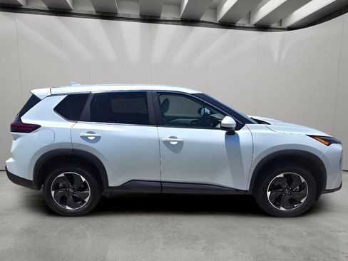 Used 2025 Nissan Rogue SV AWD/4WD image 6