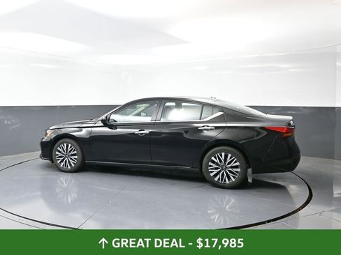 Used 2024 Nissan Altima 2.5 SV image 11