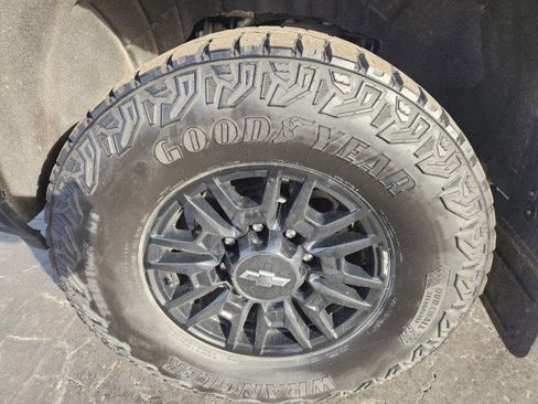 Used 2024 Chevrolet Silverado 2500 ZR2 w/ Technology Package image 12