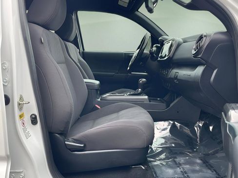 Used 2017 Toyota Tacoma TRD Sport image 16