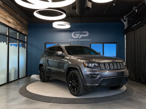 Used 2021 Jeep Grand Cherokee Laredo X AWD/4WD image 1