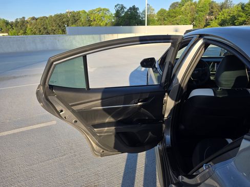 Used 2025 Toyota Camry SE w/ Convenience Package image 18