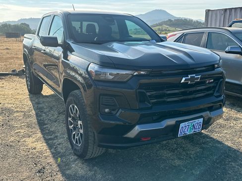 Used 2025 Chevrolet Colorado Z71 w/ Technology Package AWD/4WD image 2