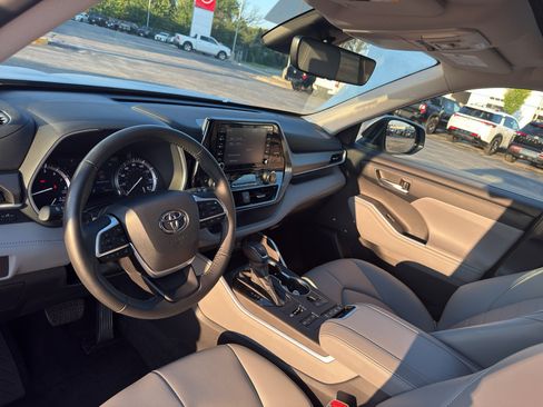 Used 2022 Toyota Highlander XLE AWD/4WD image 25