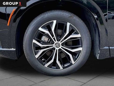 Certified 2025 Toyota Crown Signia AWD/4WD image 11