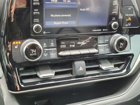 Used 2020 Toyota Highlander XLE image 19