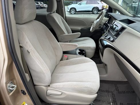 Used 2011 Toyota Sienna LE FWD image 21
