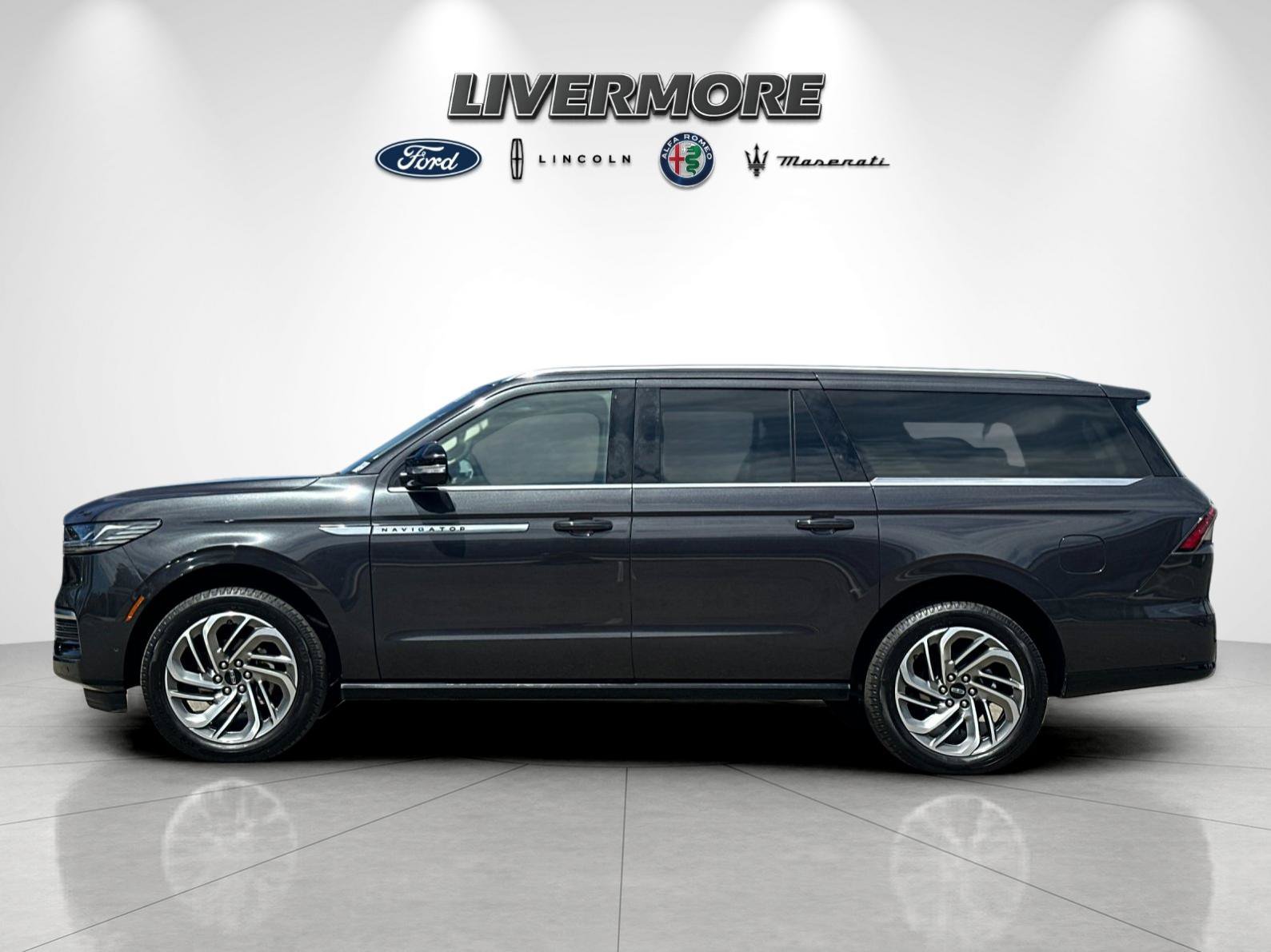 Certified 2025 Lincoln Navigator L Reserve AWD/4WD image 6
