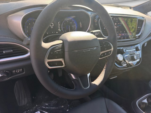 New 2027 Chrysler Pacifica Select AWD/4WD image 13