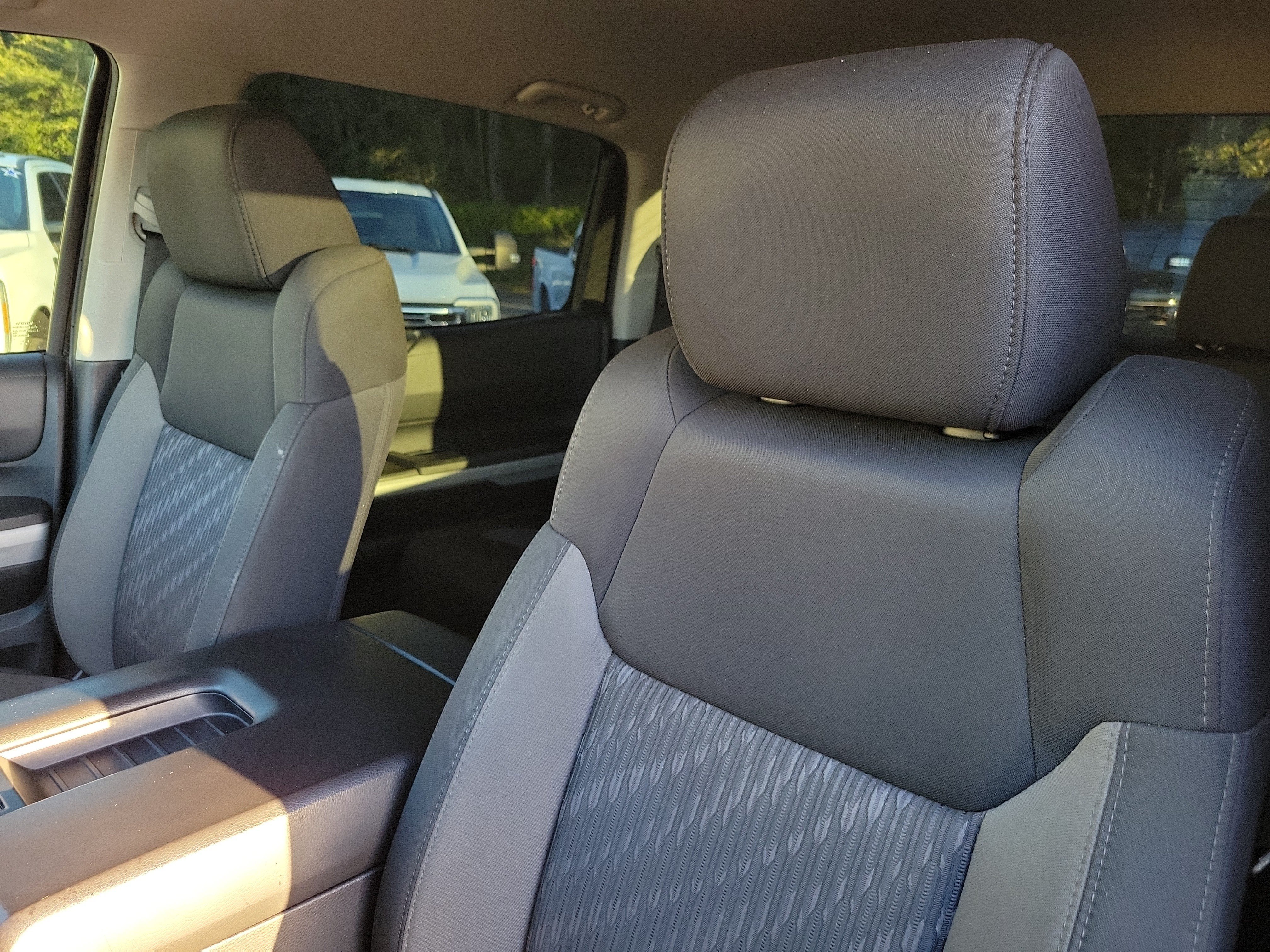 Used 2018 Toyota Tundra SR5 w/ SR5 Upgrade Package AWD/4WD image 9