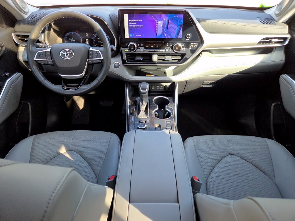Used 2025 Toyota Highlander Limited AWD/4WD image 5