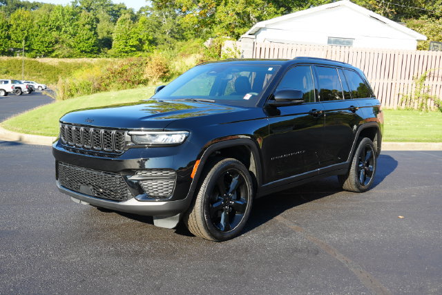Used 2024 Jeep Grand Cherokee Altitude AWD/4WD image 3