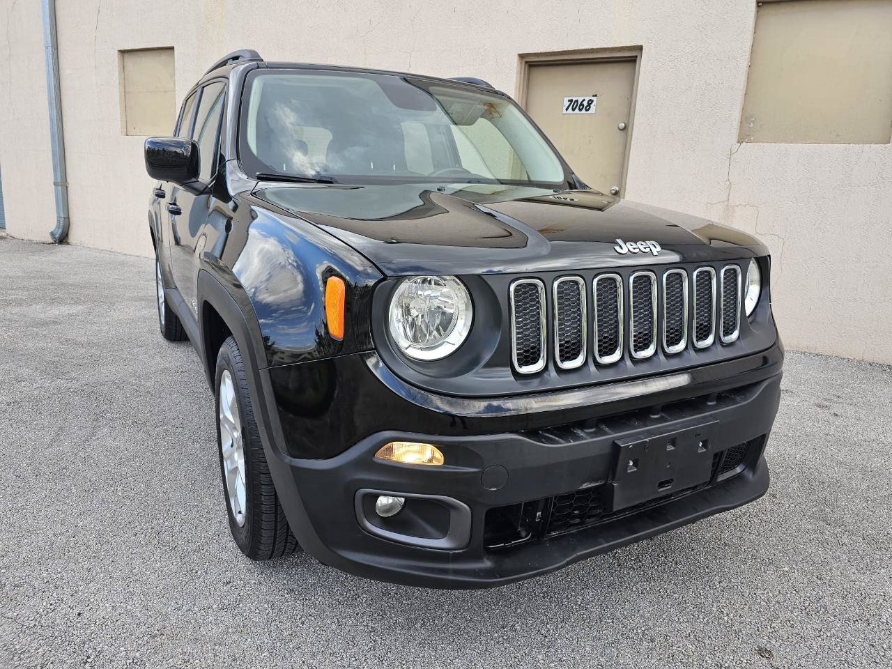 Used 2015 Jeep Renegade Latitude FWD image 9