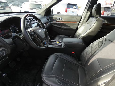 Used 2018 Ford Explorer Platinum image 12