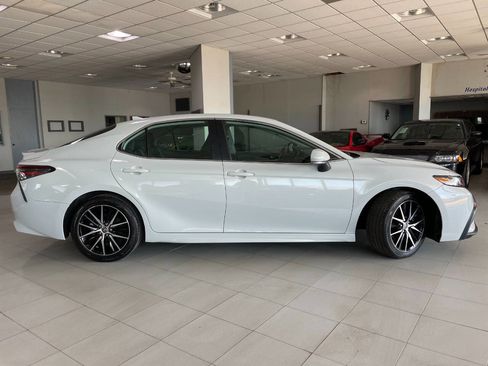 Used 2024 Toyota Camry SE image 7