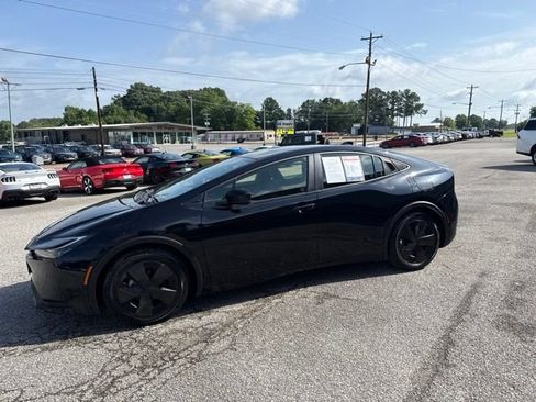Used 2025 Toyota Prius LE FWD image 2