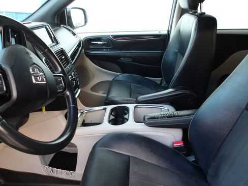 Used 2019 Dodge Grand Caravan SXT FWD image 17