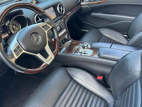 Used 2013 Mercedes-Benz SL 550 w/ Premium Pkg image 4
