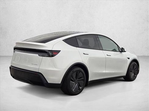 Used 2026 Tesla Model Y AWD image 5