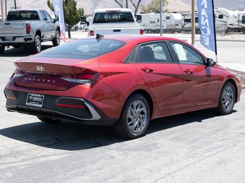 Used 2024 Hyundai Elantra SEL FWD image 5