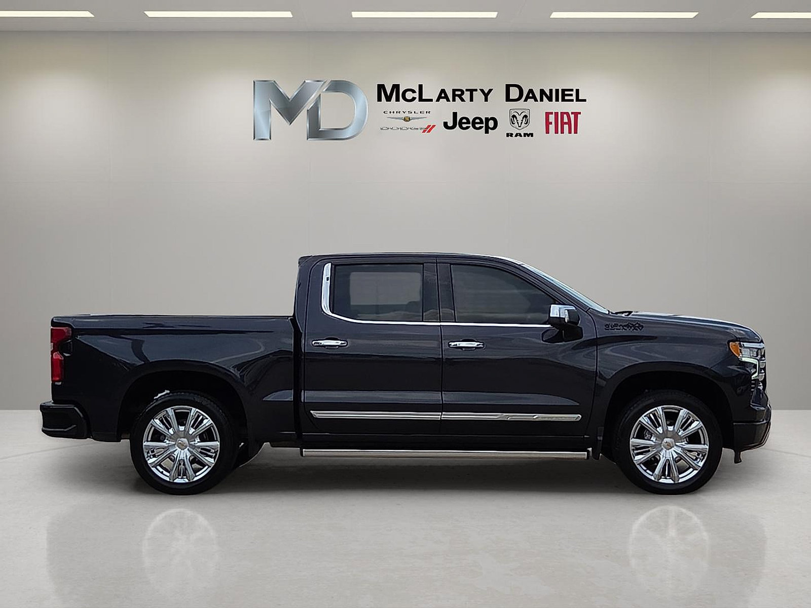 Used 2024 Chevrolet Silverado 1500 High Country w/ High Country Premium Package AWD/4WD image 6