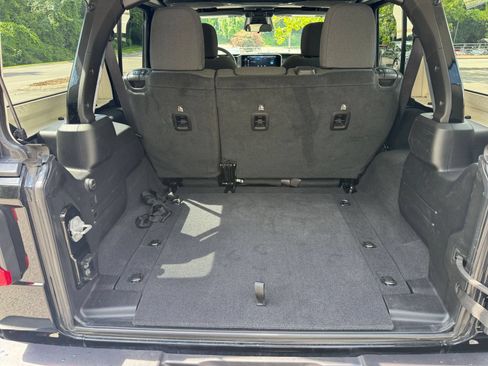 Used 2025 Jeep Wrangler Unlimited Rubicon AWD/4WD image 30