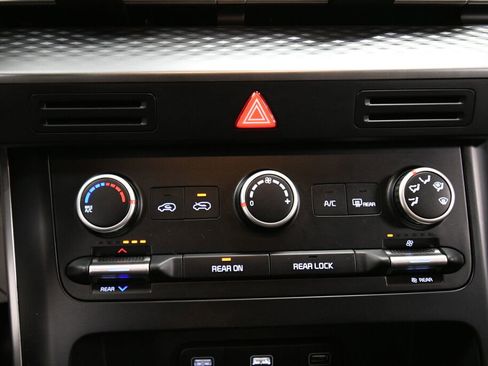 Used 2022 Kia Carnival LX image 16