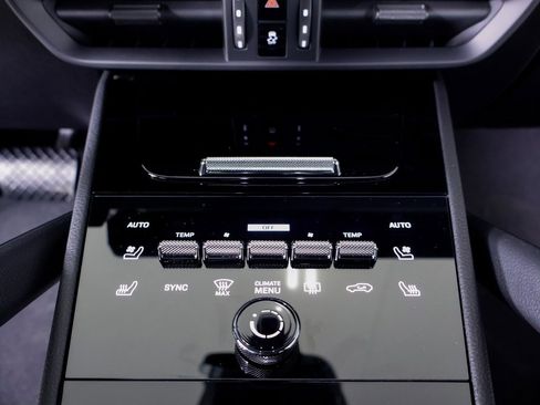 Used 2025 Porsche Cayenne image 19