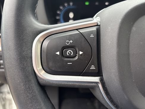 Used 2022 Volvo XC60 B5 Momentum w/ Climate Package image 19