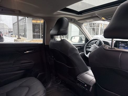 Used 2021 Toyota Highlander XLE image 9