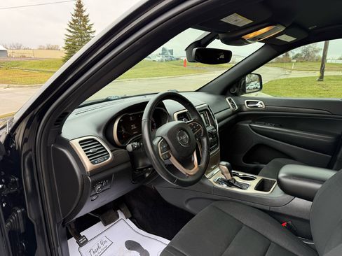 Used 2017 Jeep Grand Cherokee Laredo w/ Quick Order Package 23E image 12