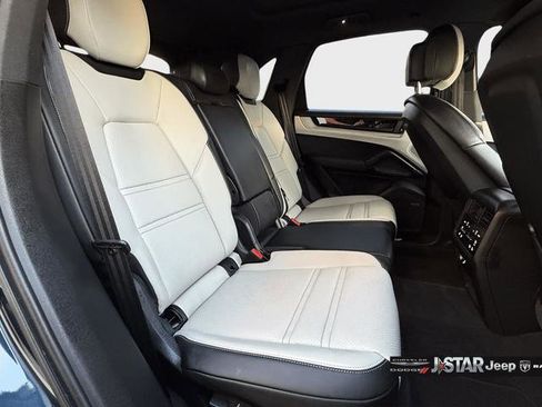 Used 2024 Porsche Cayenne AWD/4WD image 20