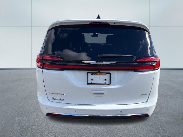 Used 2026 Chrysler Pacifica Select AWD/4WD image 3