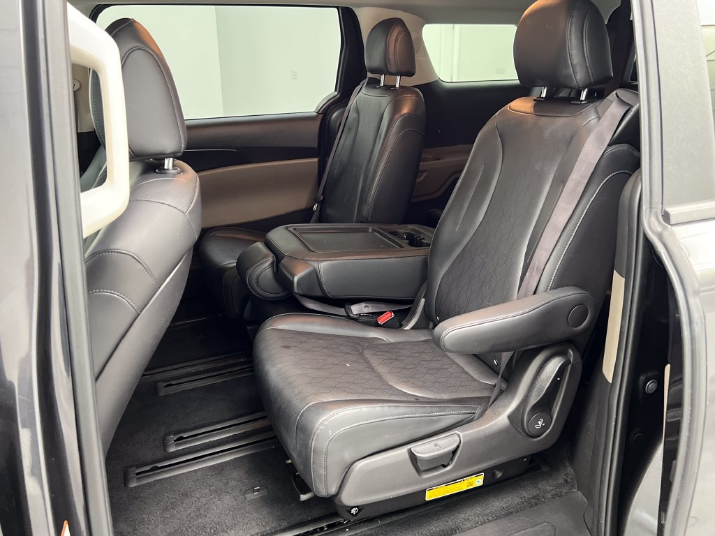 Used 2025 Kia Carnival FWD image 21