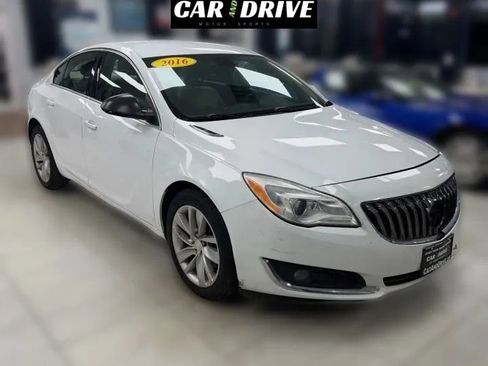 Used 2016 Buick Regal Sedan 4D image 3