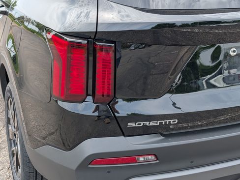 Certified 2023 Kia Sorento S w/ Panoramic Sunroof Package AWD/4WD image 17